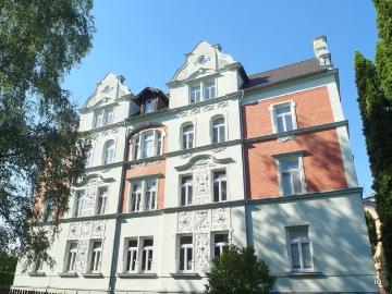 Gemütliche und frisch renovierte 3 Zimmer Dachwohnung mit neuem Boden, Essküche & Bad mit Badewanne