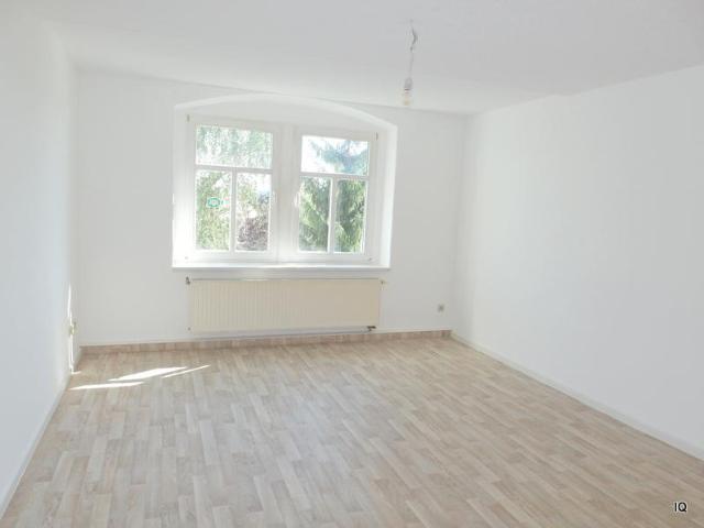Gemütliche und frisch renovierte 3 Zimmer Dachwohnung mit neuem Boden, Essküche & Bad mit Badewanne