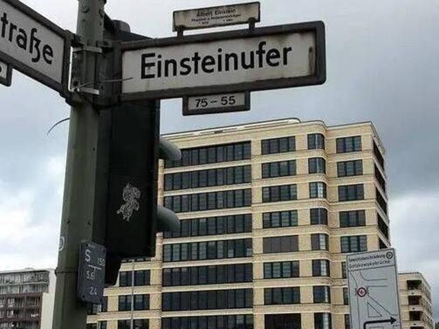 Gemütliche und geräumige Wohnung mit Balkon und Einbauküche in Charlottenburg
