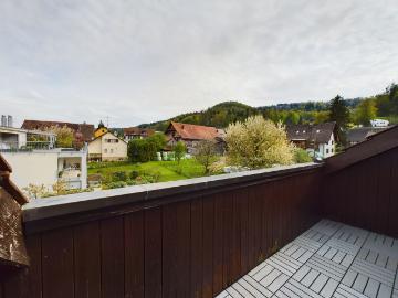 Gemütliche und helle 4.5 Zimmer Dachwohnung in Neuenhof mit Blick ins Grüne