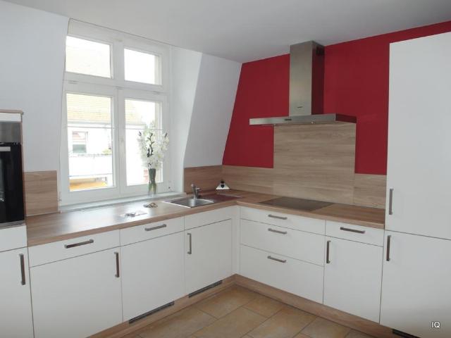 Gemütliche und schöne 3 Zimmer Dachwohnung mit Holzboden, Einbauküche & Badewanne