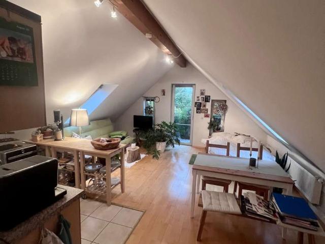Gemütliche 1 Zimmer Wohnung im DG mit großem Balkon in zentraler Lage, S Bahn fußläufig!