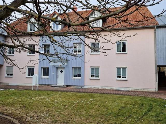 Gemütliche 2 RW, Küche + Bad mit Fenster, Badewanne, Abst.kammer zu vermieten