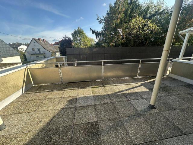 Gemütliche 2 Zi Wohnung mit Terrasse in Traun – Einbauküche, Aufzug, Badewanne!