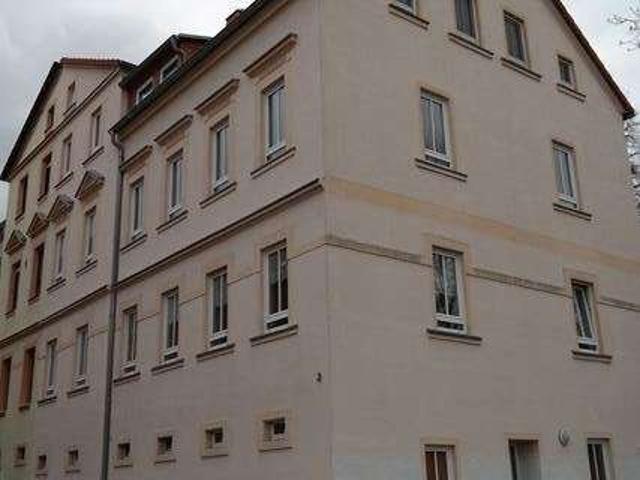 Gemütliche 2 Zimmer mit Laminat und Wannenbad mit Fenster in ruhiger Lage!