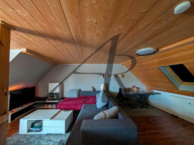 gemütliche 2 Zimmer Altbau Wohnung mit Einbauküche, optional Klimaanlage