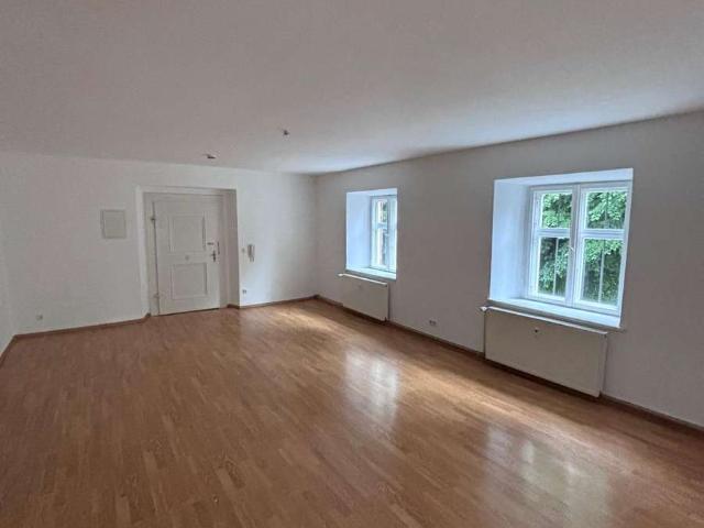 Gemütliche 2 Zimmer Altbauwohnung im denkmalgeschützten Waisenhaus – mit Einbauküche