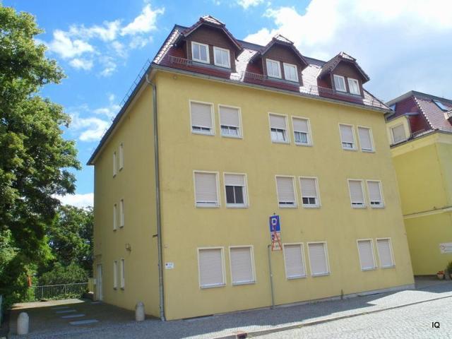 Gemütliche 2 Zimmer Dachwohnung mit Laminatboden, offener Küche & Bad mit Eckwanne und Dusche