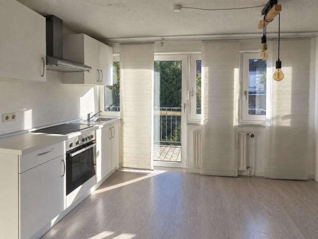 Gemütliche 2 Zimmer Dachgeschosswohnung mit Balkon und Einbauküche in ruhiger Lage