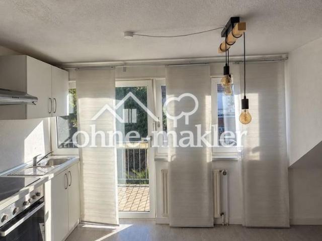 Gemütliche 2 Zimmer Dachgeschosswohnung mit Balkon und Einbauküche in ruhiger Lage