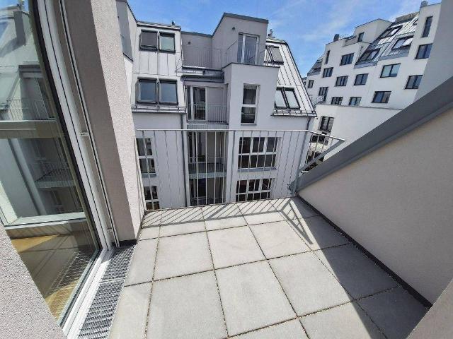 Gemütliche 2 Zimmer Dachgeschosswohnung mit Terrasse in der Koloniestraße!