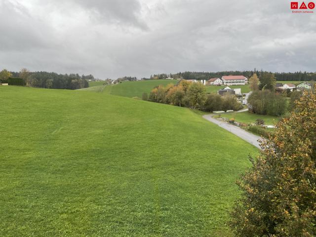 gemütliche 2 zimmer wohnung mit balkon in ländlicher ruhelage, dennoch nur 10 minuten nach passau! wohlfühlgarantie durch ausgewählte nachbarschaft! ab 01.12.2026 verfügbar!