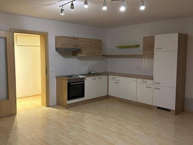 Gemütliche 2 Zimmer Wohnung mit Gartennutzung, Lager und Parkplatz