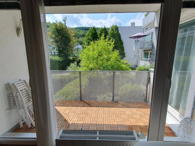 Gemütliche 2 Zimmer Wohnung mit südseitigem Balkon, Blick ins Grüne und direkt an der Stadtgrenze zum 14. Bezirk