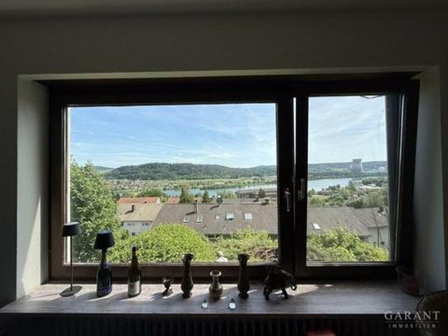 Gemütliche 3 1 2 Zimmer Wohnung mit Balkon und tollem Ausblick auf den Rhein und die Alpen