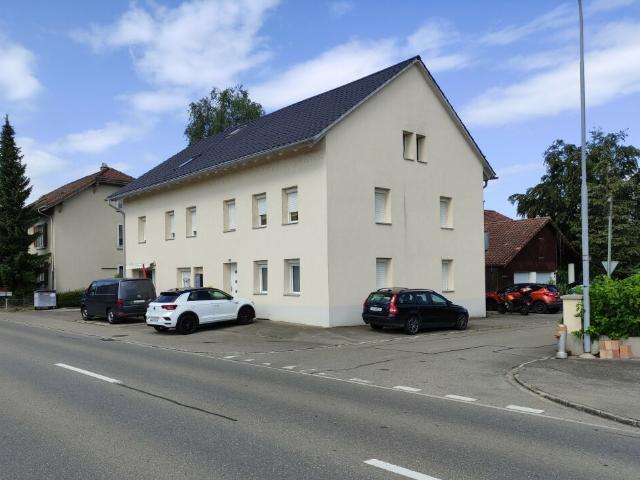 Gemütliche 3.5 Zimmer Erdgeschosswohnung mit Sitzplatz