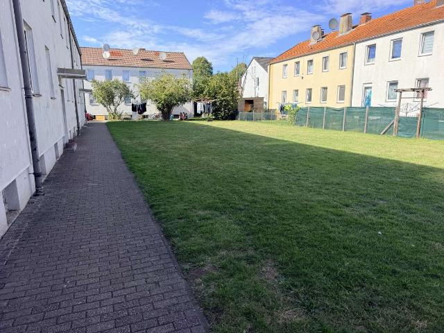 GEMÜTLICHE 3 ZI. WOHNUNG MIT VIEL GRÜN IM 4 FAM. HAUS