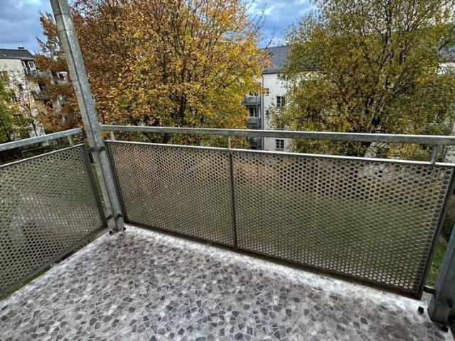 Gemütliche 3 Zimmer mit Laminat, Balkon und Wannenbad in ruhiger Lage! EBK mgl