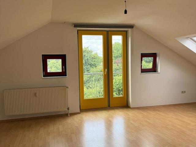 Gemütliche 3 Zimmer Dachgeschosswohnung – HWH Immobilien