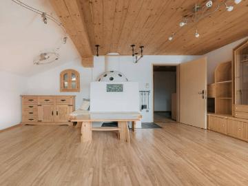 Gemütliche 3 Zimmer Dachgeschosswohnung mit Balkon, eigenem Gartenanteil und Bergblick in Fügen