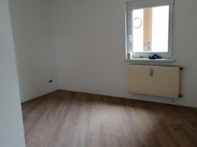 Erdgeschosswohnung renoviert, mit Küche, Carport und Grund