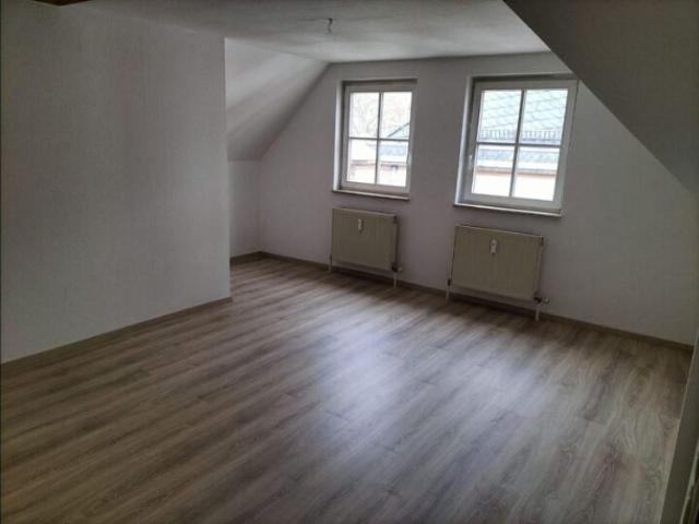 gemütliche 3 Zimmer Wohnung am Kirchplatz Crimmitschau, Laminat vor 2 Jahen erneuert! ab 01.06.2026