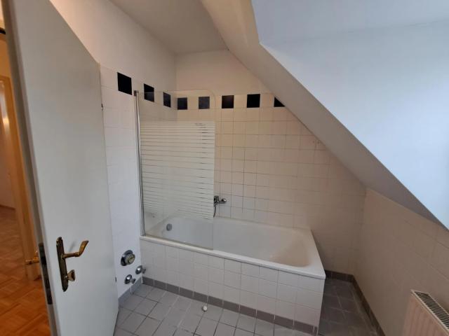 Gemütliche 3 Zimmer Wohnung im Dachgeschoss Pfarrplatz 11, Top 16