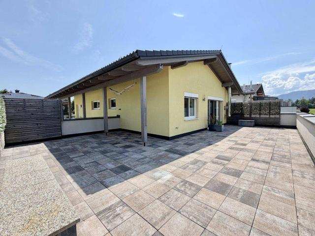 Gemütliche 3 Zimmer Wohnung mit großer Terrasse, Kamin und zwei Parkplätzen – Ihr neues Zuhause für nur 395.000€!