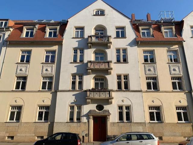 Gemütliche 3 Zimmer Wohnung mit kleinem Balkon, Essküche, Laminatboden und Bad mit Dusche