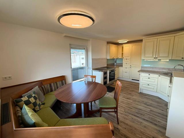 Gemütliche 3 Zimmer Wohnung mit Wohnküche, Einbauschrank und großem Balkon in Innsbruck zu vermieten!