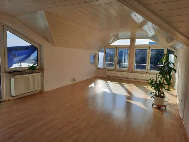 Gemütliche 3 ZKB Dachgeschosswohnung mit Balkon + eigenem Gärtchen