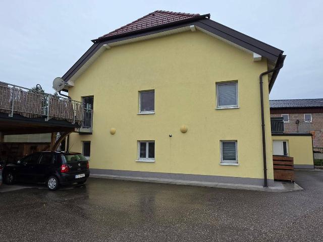 Gemütliche 4 Zimmer Wohnung mit Dachterrasse, Garten & Carport
