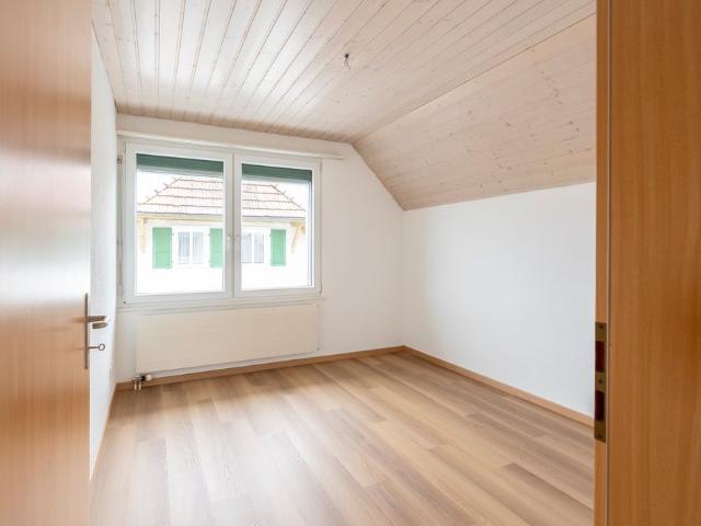 Gemütliche 5 Zimmer Dachwohnung mit praktischem Grundriss