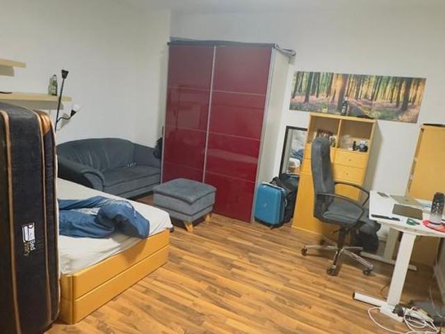 Gemütliches Zimmer in gepflegter Wohnung mit Balkon
