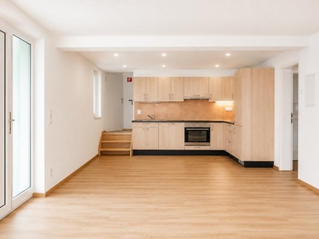 Gemütliches Zuhause mit eigenem Sitzplatz und Waschturm