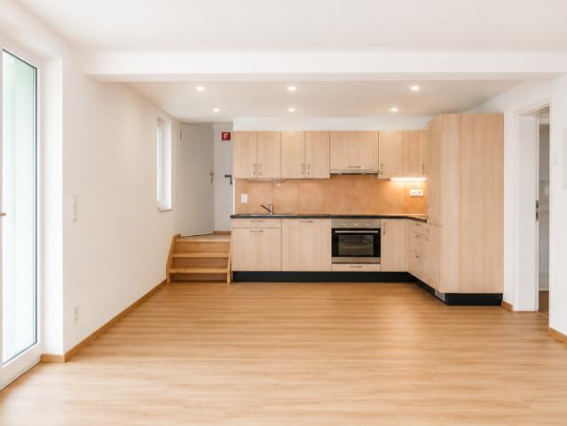 Gemütliches Zuhause mit eigenem Sitzplatz und Waschturm