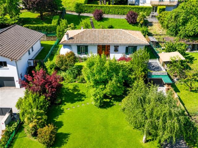 Gemütliches Einfamilienhaus auf einer Ebene mit grossem Garten