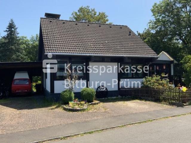 Gemütliches Einfamilienhaus mit Carport und schönem Garten
