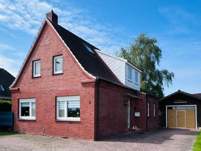Gemütliches Einfamilienhaus mit großer Garage, überdachter Terrasse und Garten