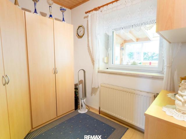 Gemütliches Einfamilienhaus mit Grünem Innenhof, Separatem Arbeitsbereich und Nebengebäude
