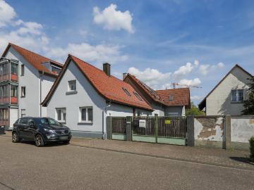 Gemütliches Haus auf zwei Etagen mit EBK, 2 Bädern & Gartenanteil