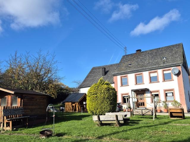 Gemütliches Hunsrücker Bauernhaus mit ca. 1350 m² Grundstück/Bauland!