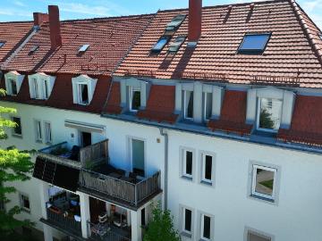 Gemütlicher Altbau direkt am Park. Helle 3 Zi Whg mit großer Wohnküche & Balkon zum ruhigen Innenhof