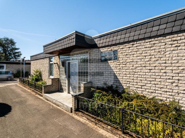 Gemütlicher Bungalow mit Kamin, Pool, Sauna und Garage in Erftstadt Blessem!
