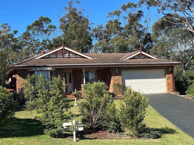Gem in Hi Position Peaceful Mature Gardens giving Beauty and Privacy 3 4 Bedroom Brick Veneer Dbl Garage Great Atmosphere It will nor disappoint