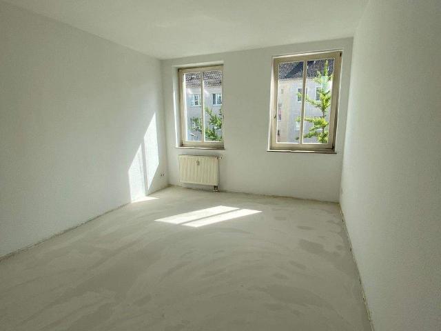 GemÃ¼tliche 2 Zimmer Wohnung mit Balkon *Wannenbad mit Fenster *moderner Vinyl wird gerade verlegt *Aufzug *Keller