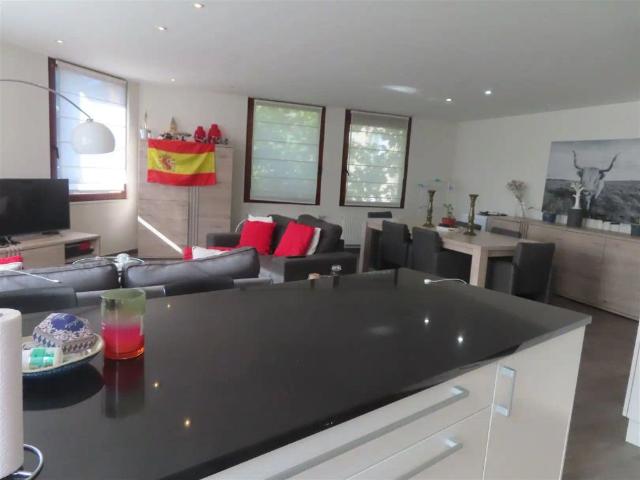 Gemeubeld 3 slaapkamerappartement met parking!