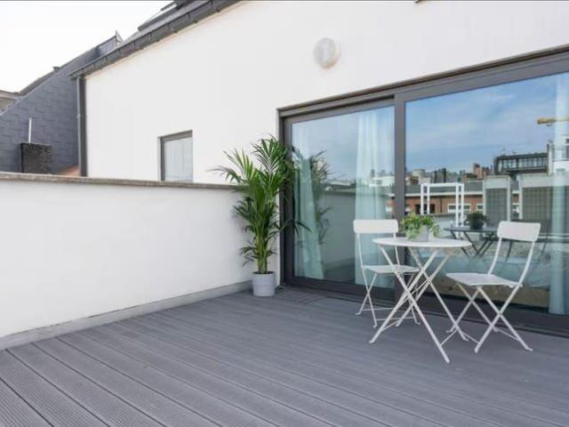 GEMEUBELD APPARTEMENT MET RUIM TERAS
