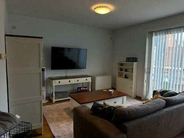 Gemeubeld appartement met twee slaapkamers en garage