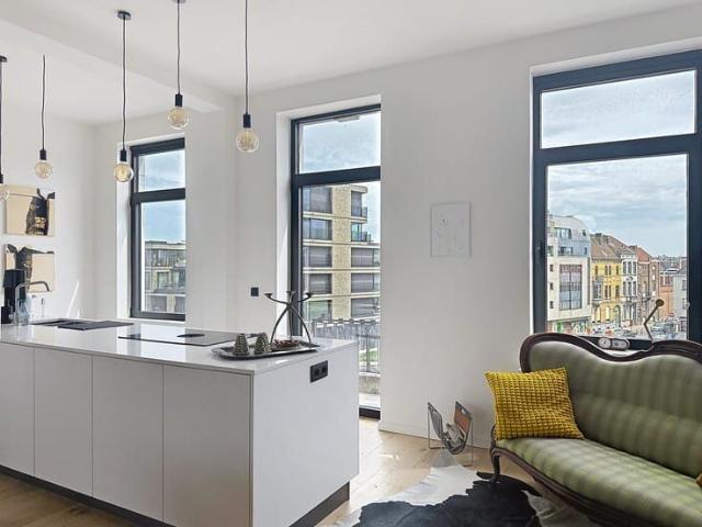 Gemeubeld appartement met veel lichtinval op toplocatie